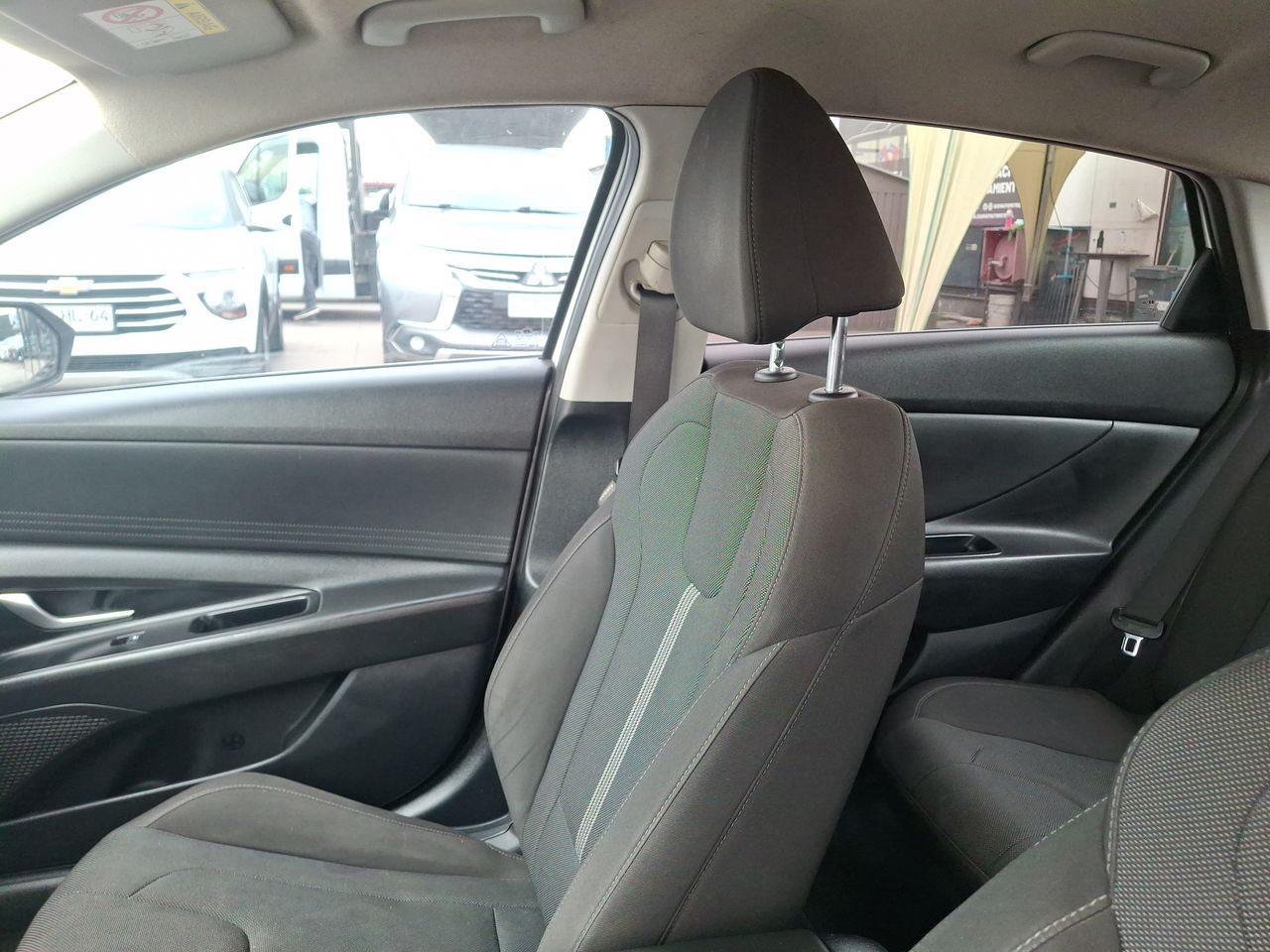 Hyundai Elantra — foto 12 de 30