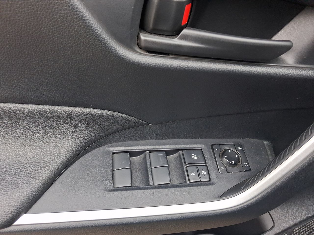 Toyota RAV4 — foto 13 de 27