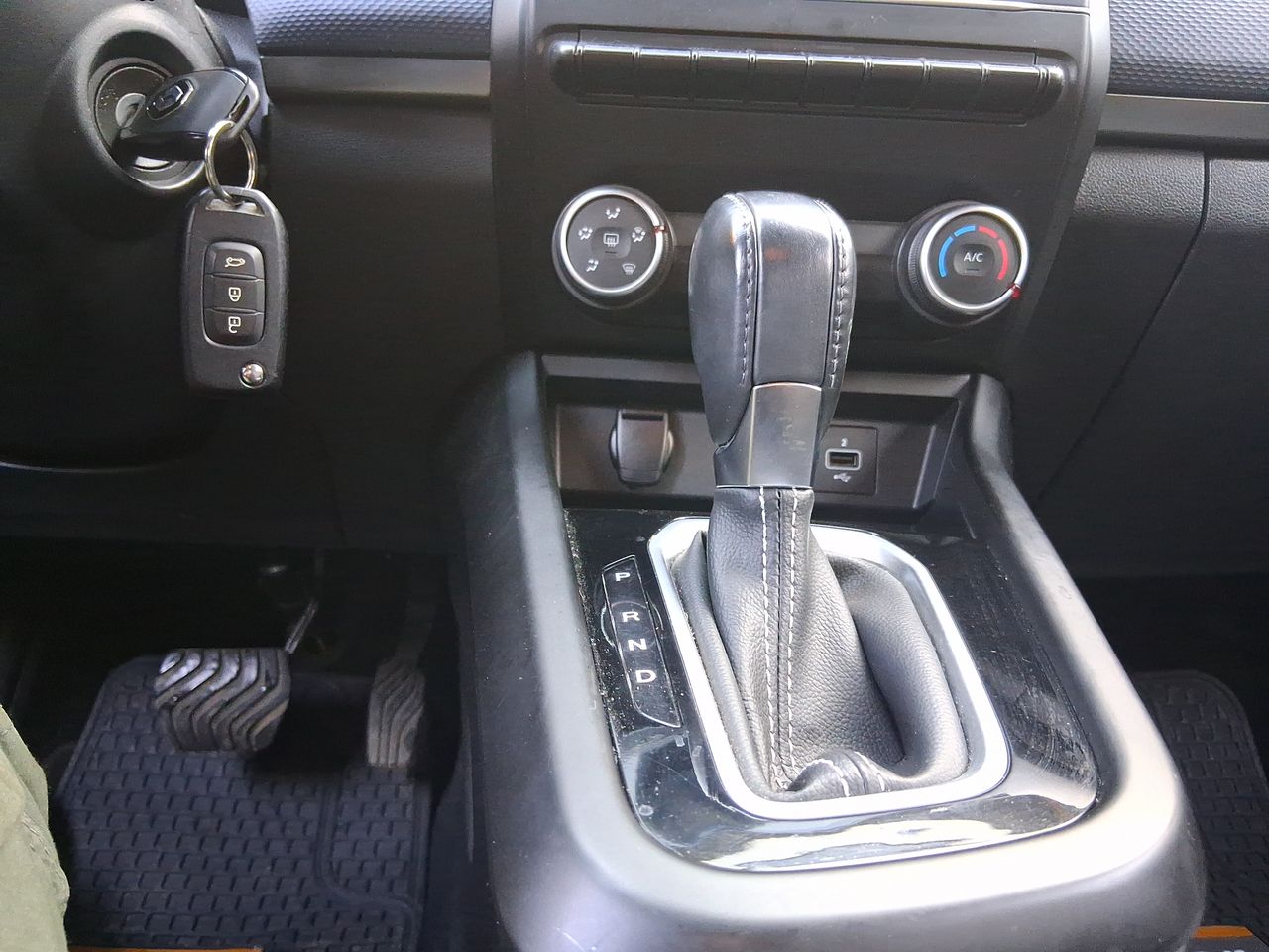 Renault Arkana — foto 24 de 28