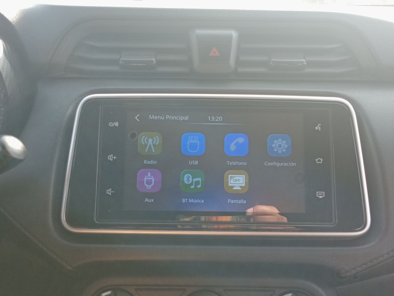 Nissan Versa — foto 18 de 24