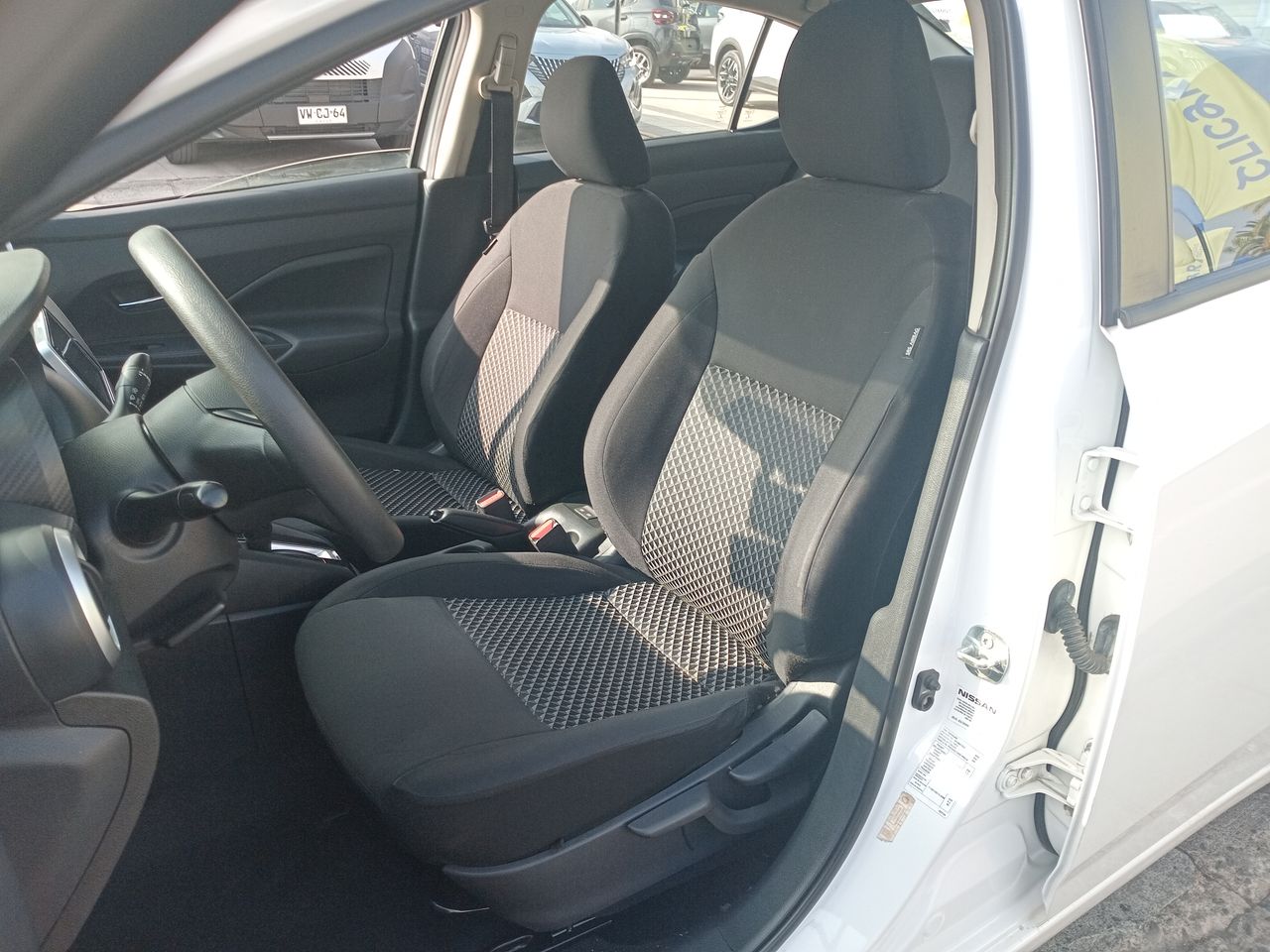 Nissan Versa — foto 14 de 24