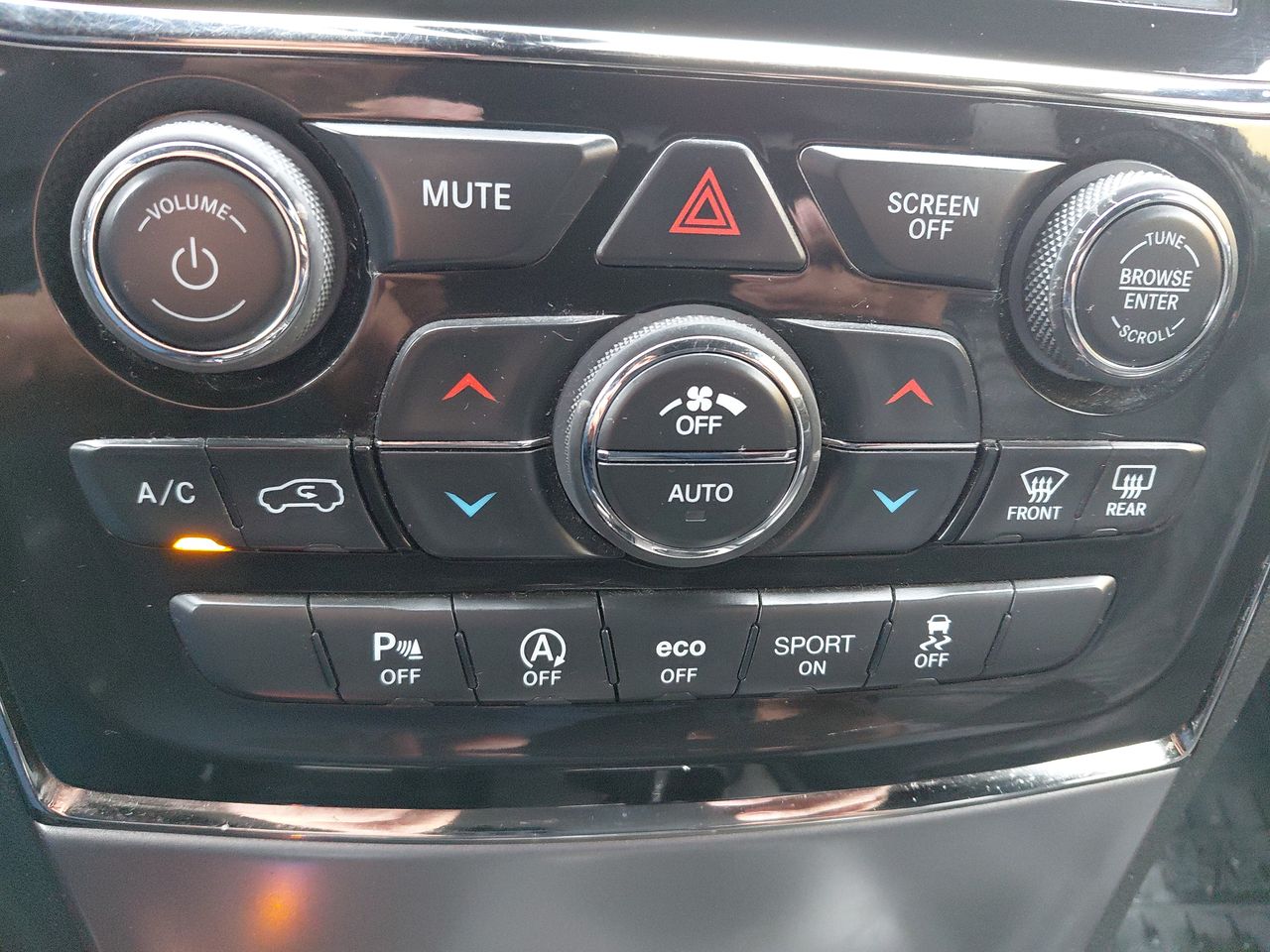 Jeep Grand Cherokee — foto 21 de 26