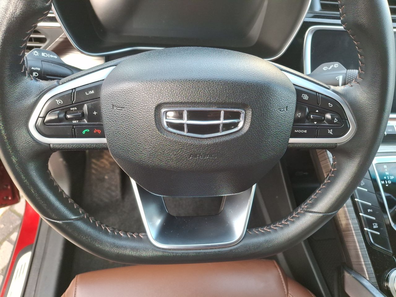 Geely Azkarra — foto 18 de 28