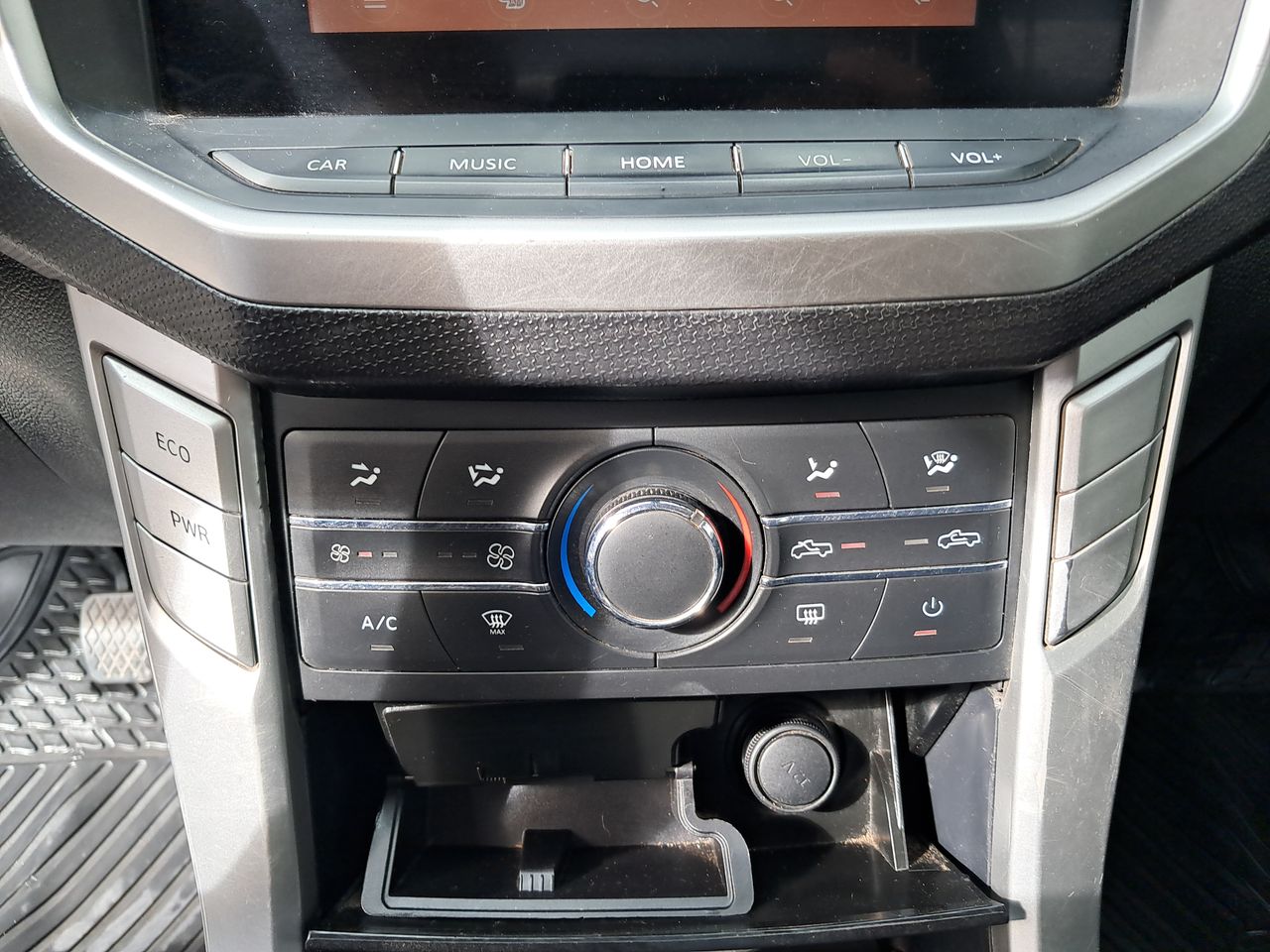 Maxus T60 — foto 21 de 25