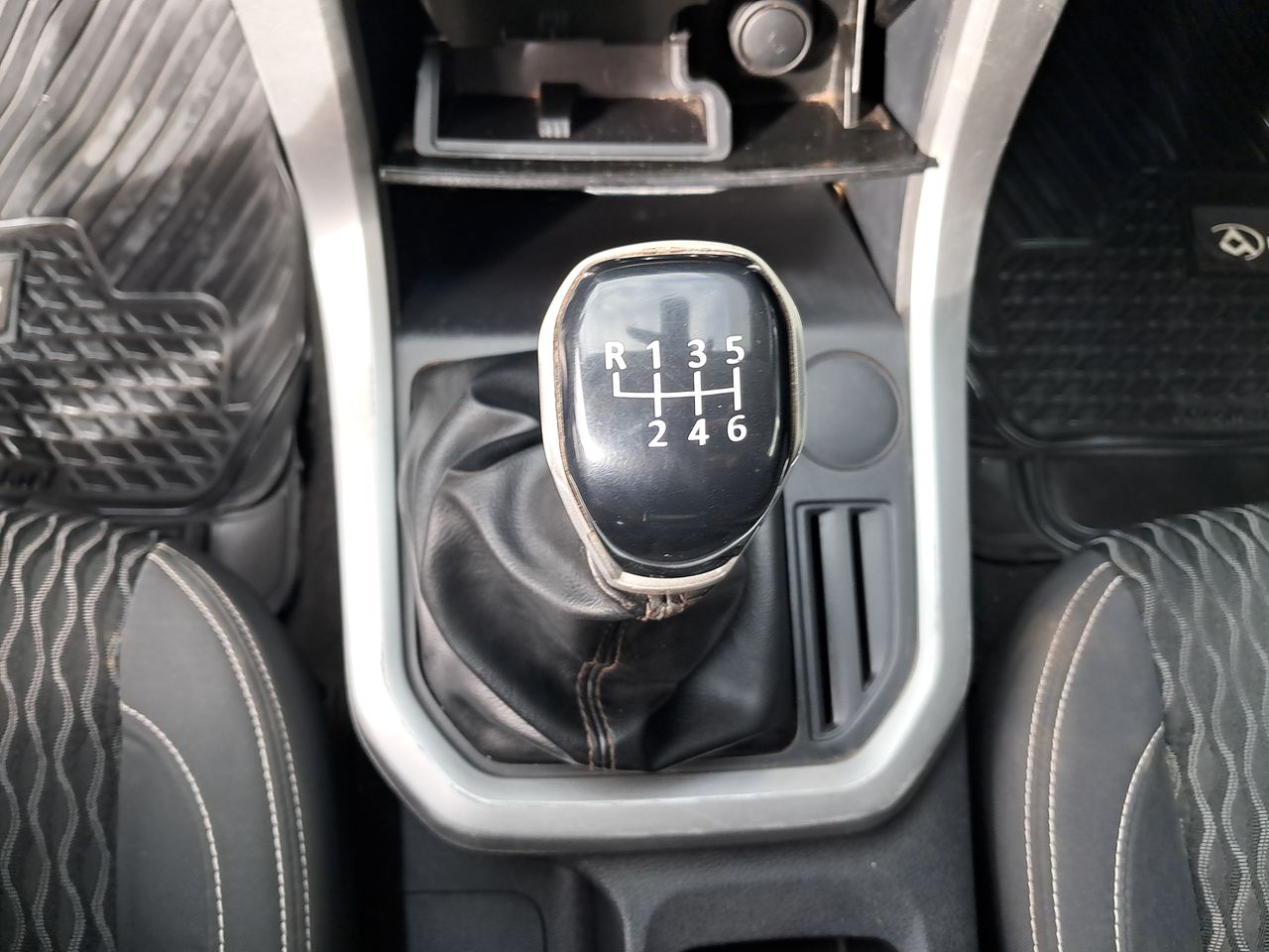 Maxus T60 — foto 22 de 25