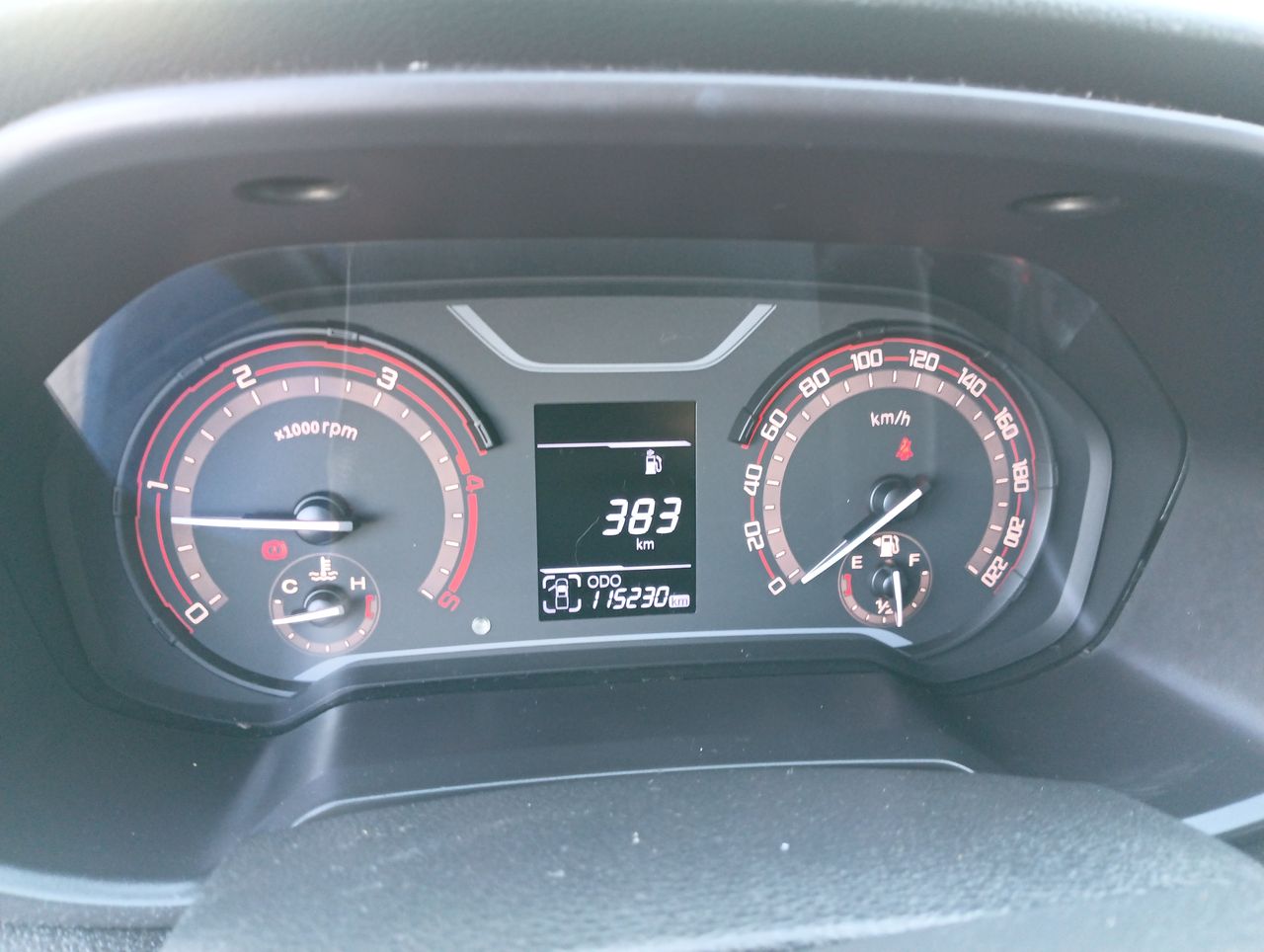 Maxus T60 — foto 17 de 24