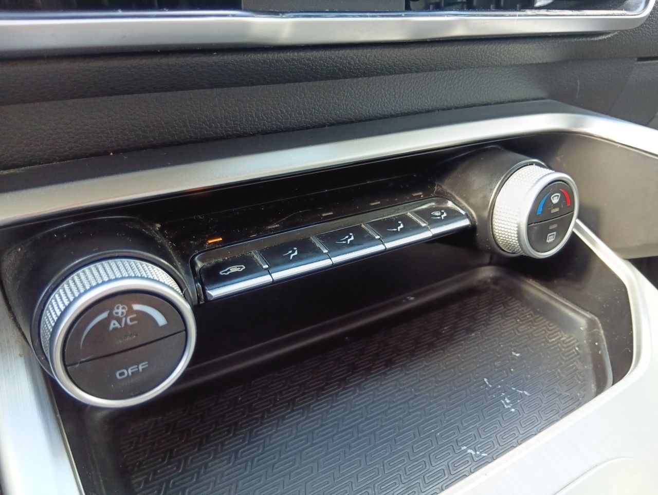 Geely Coolray — foto 21 de 26