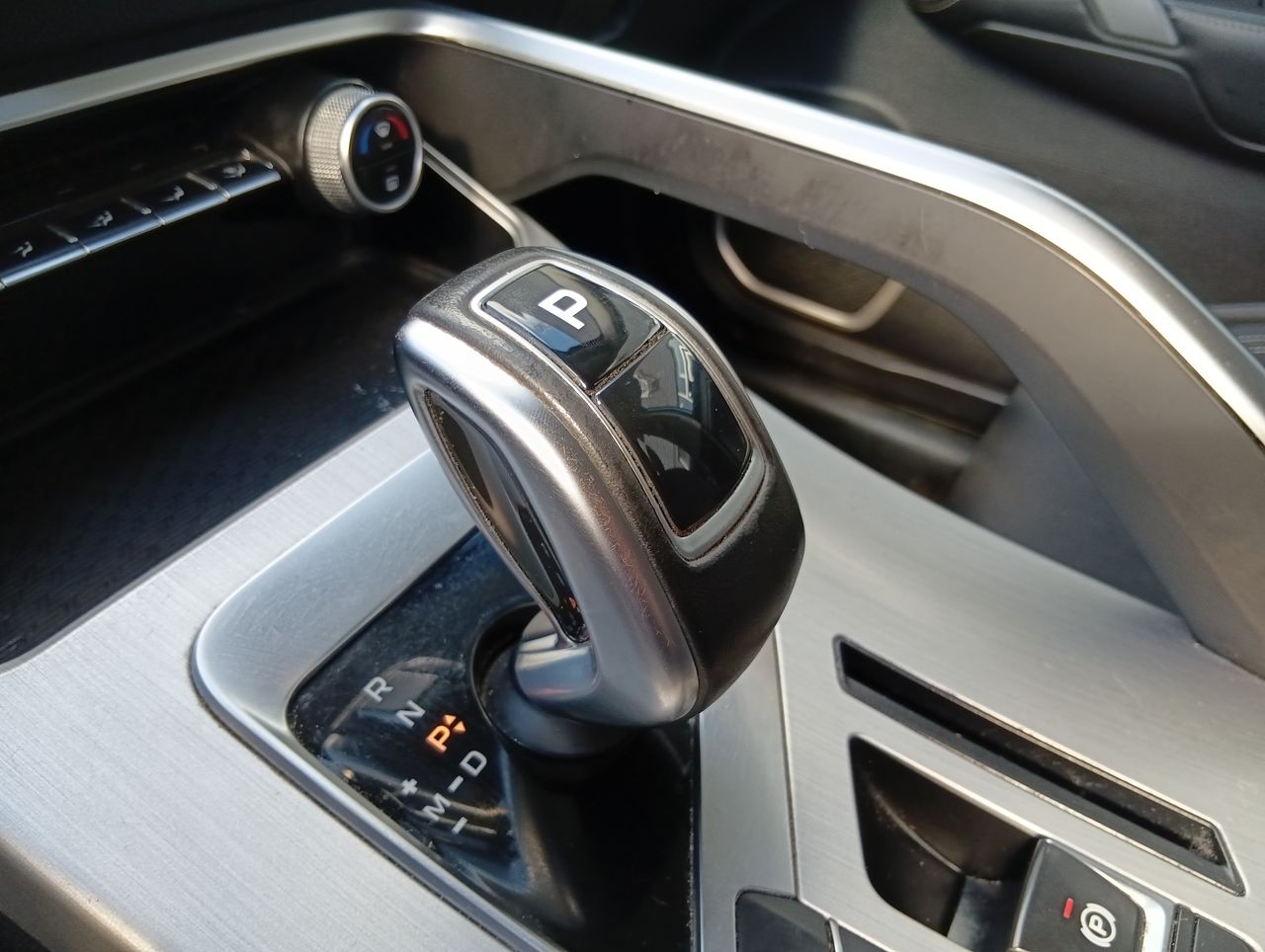 Geely Coolray — foto 22 de 26