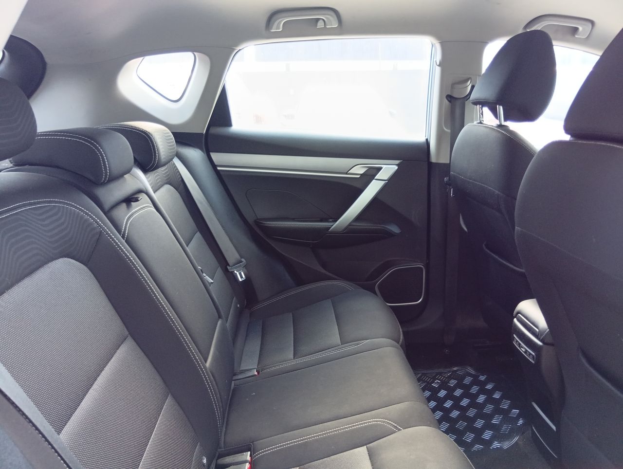 Geely Coolray — foto 25 de 26