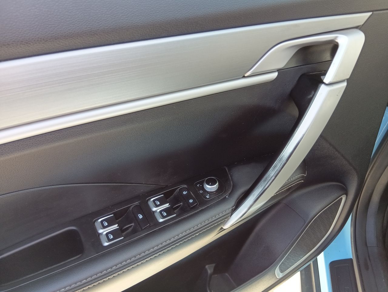 Geely Coolray — foto 14 de 26