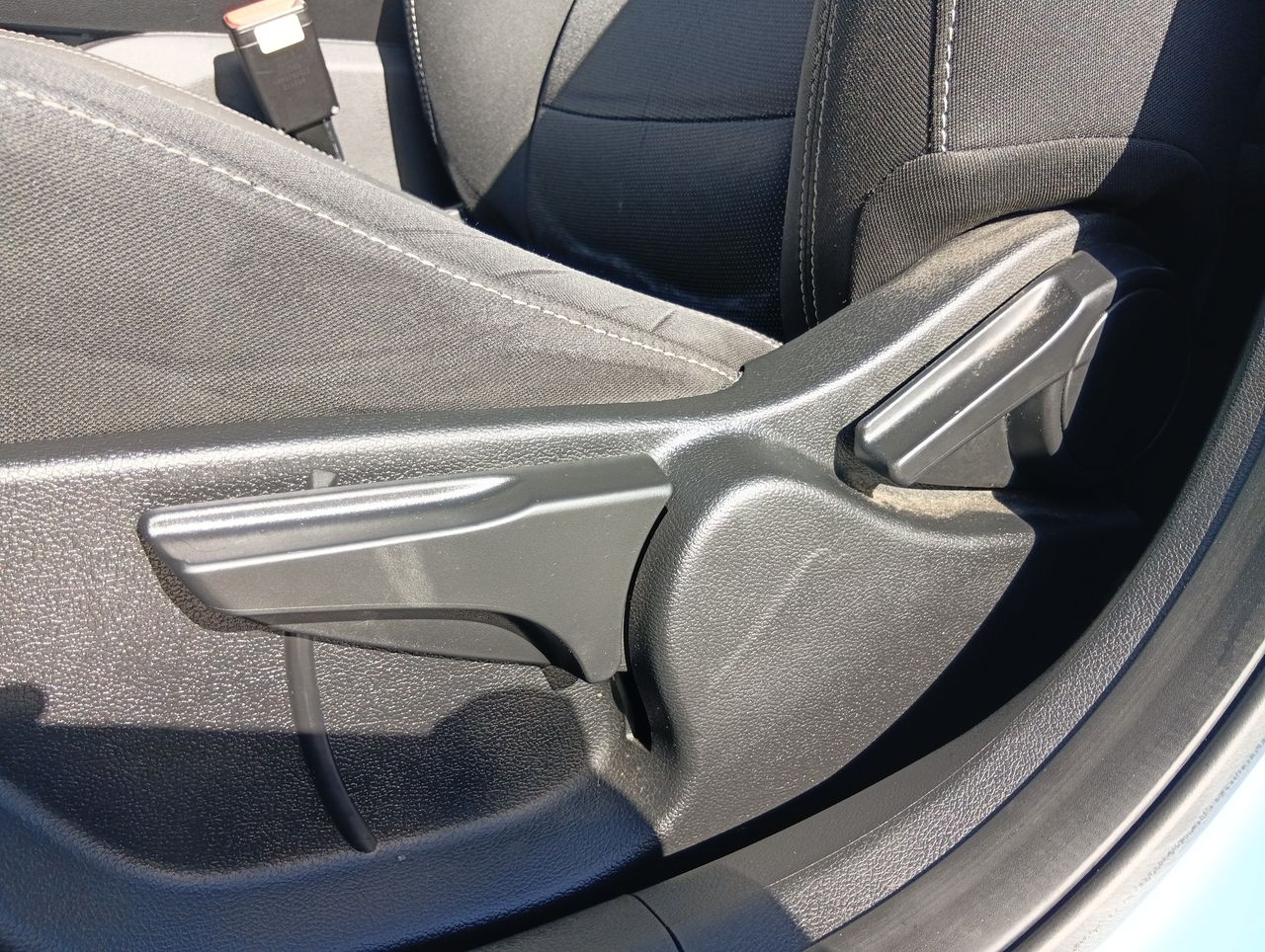 Geely Coolray — foto 15 de 26