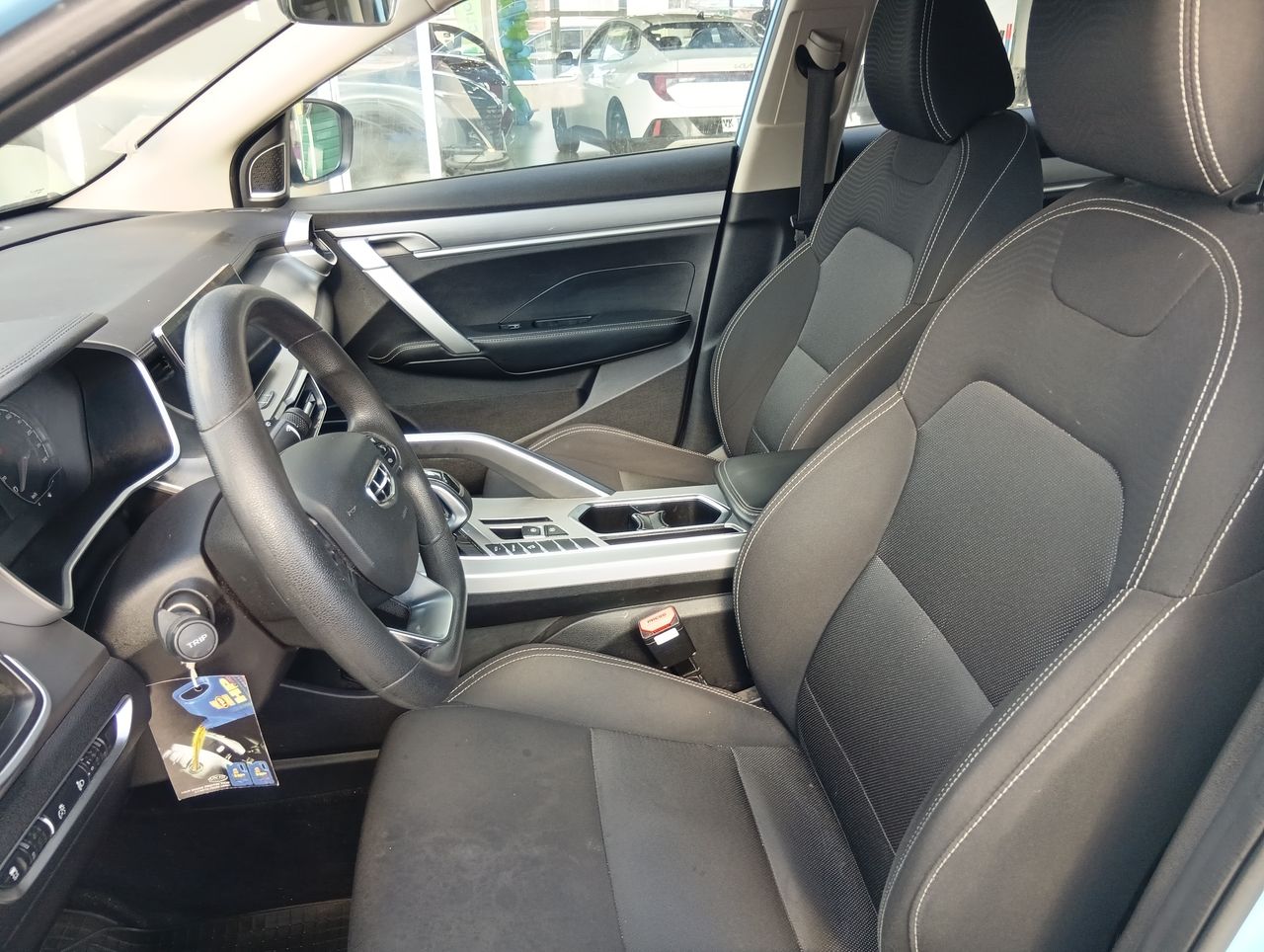 Geely Coolray — foto 16 de 26