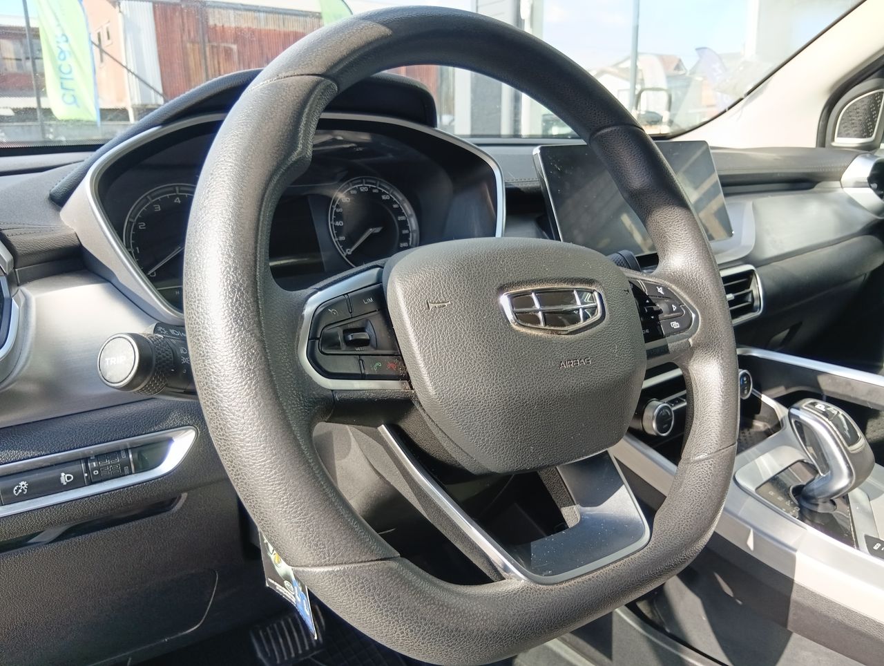 Geely Coolray — foto 17 de 26