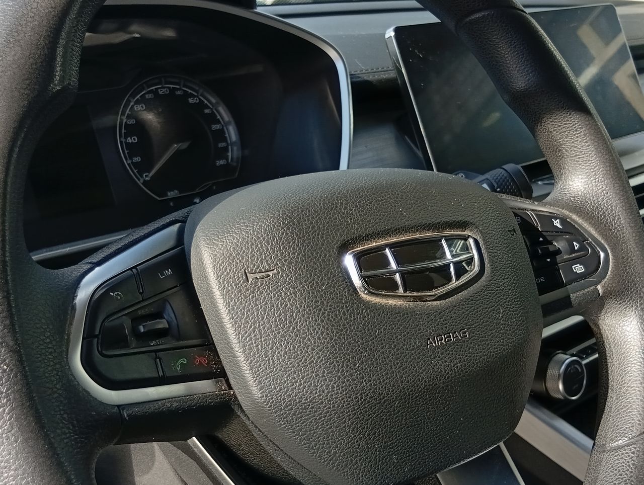 Geely Coolray — foto 18 de 26