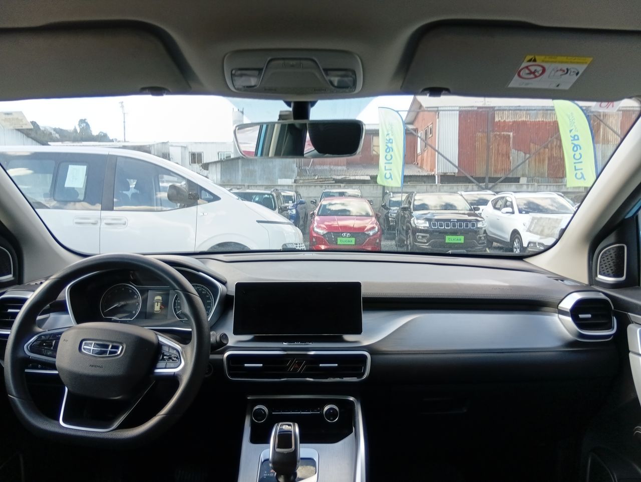 Geely Coolray — foto 8 de 26