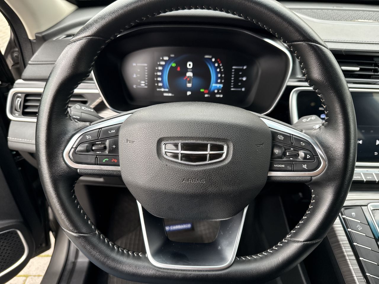 Geely Azkarra — foto 17 de 26