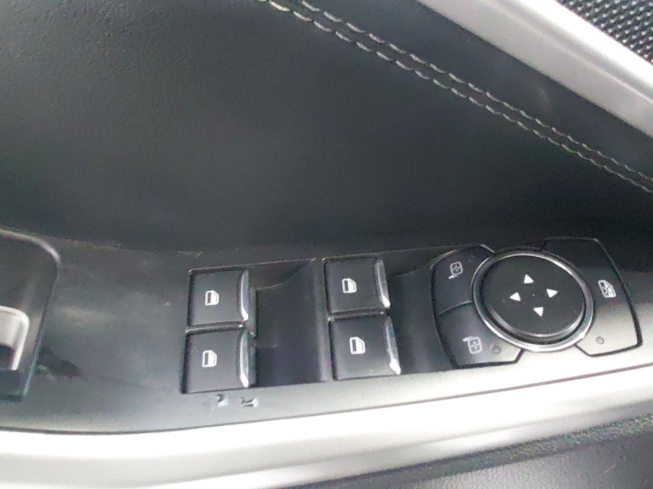 Ford Explorer — foto 15 de 28