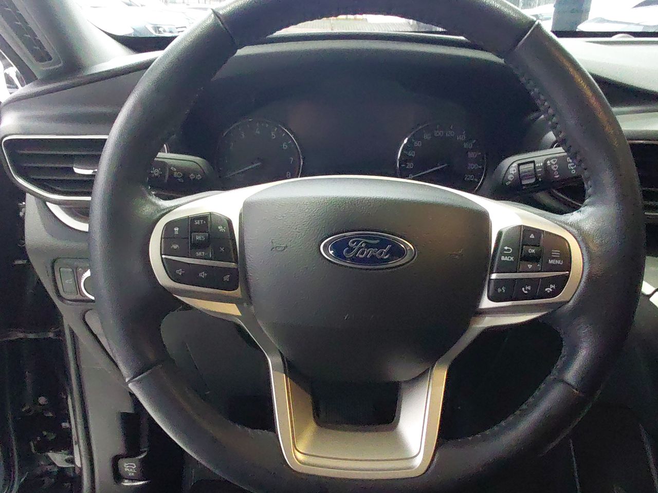Ford Explorer — foto 18 de 28