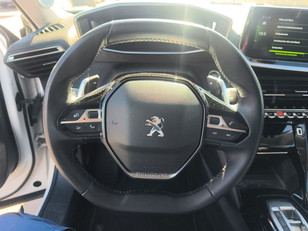 Peugeot 2008 — foto 24 de 33