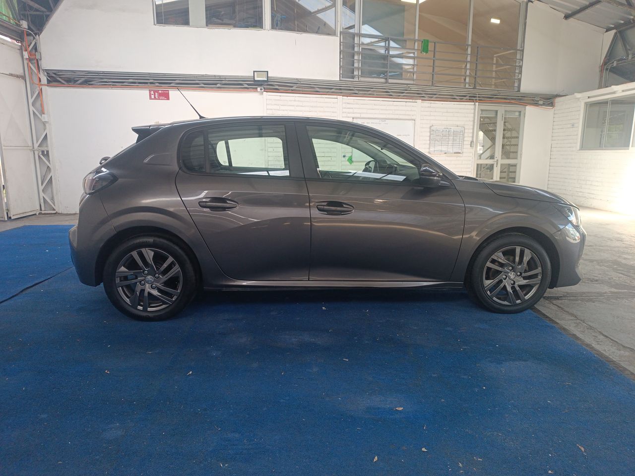PEUGEOT - 8