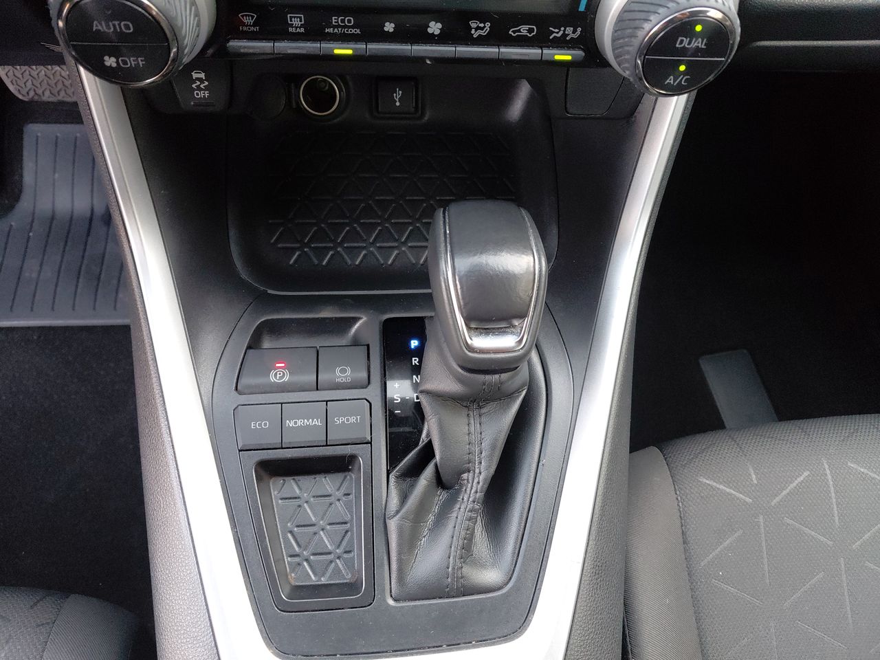 Toyota RAV4 — foto 31 de 35