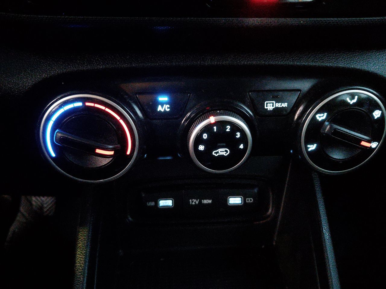 Hyundai Venue — foto 20 de 25