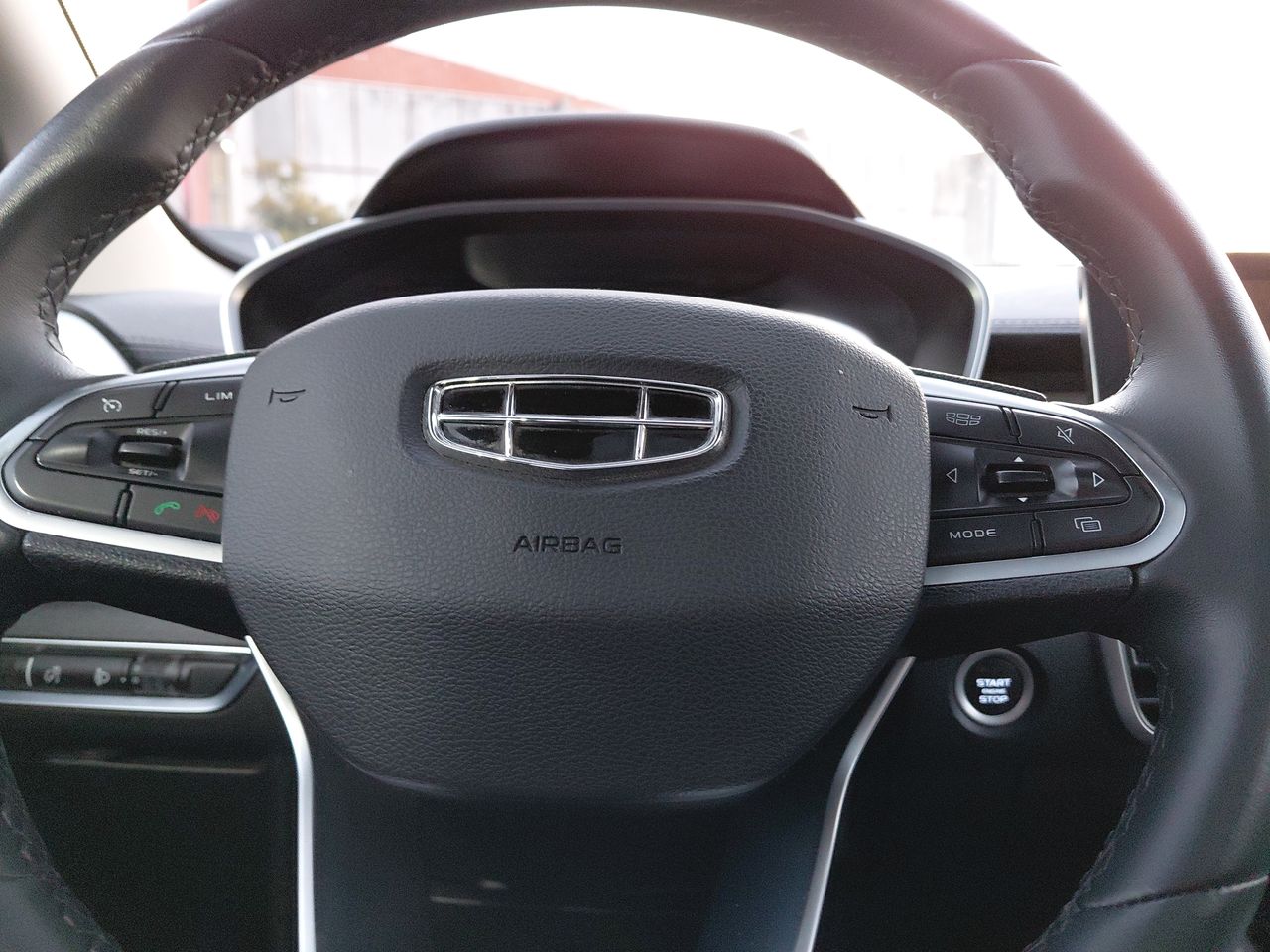 Geely Coolray — foto 17 de 27