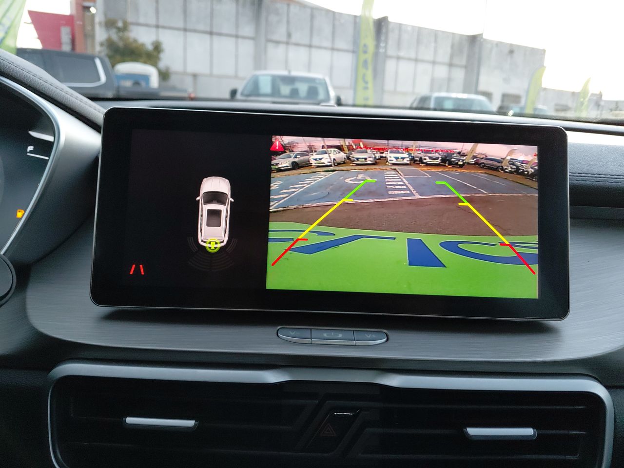 Geely Coolray — foto 20 de 27