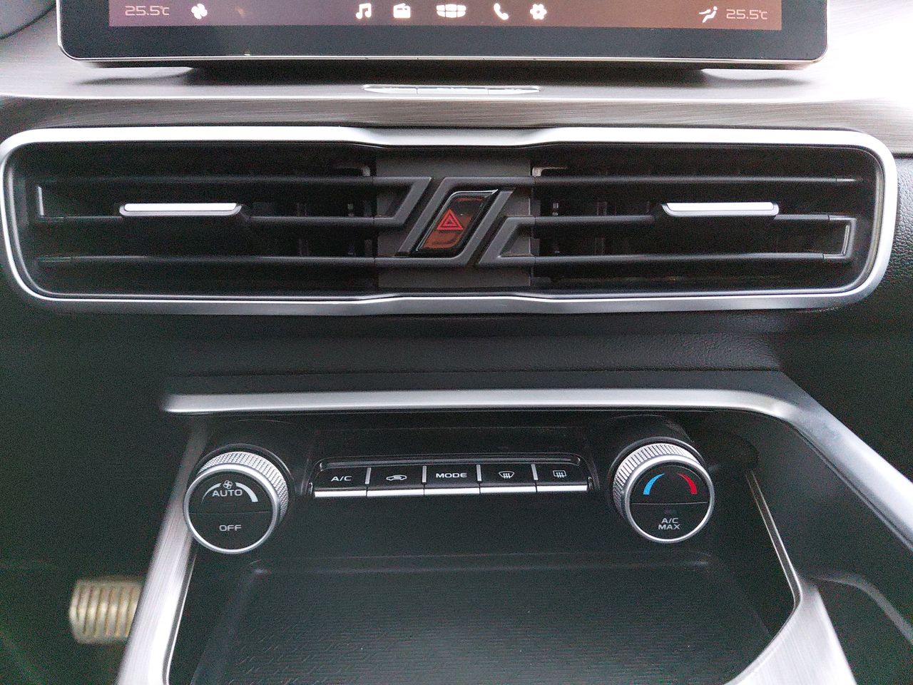 Geely Coolray — foto 21 de 27