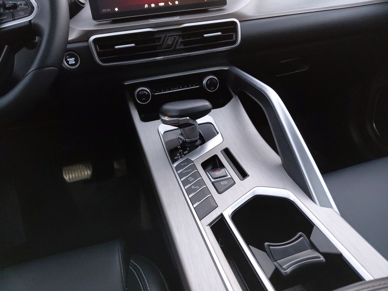 Geely Coolray — foto 22 de 27