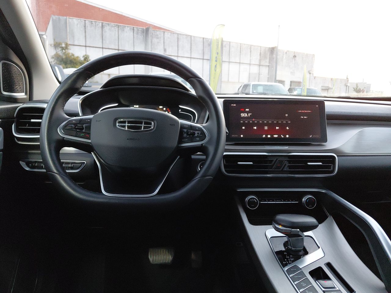 Geely Coolray — foto 23 de 27