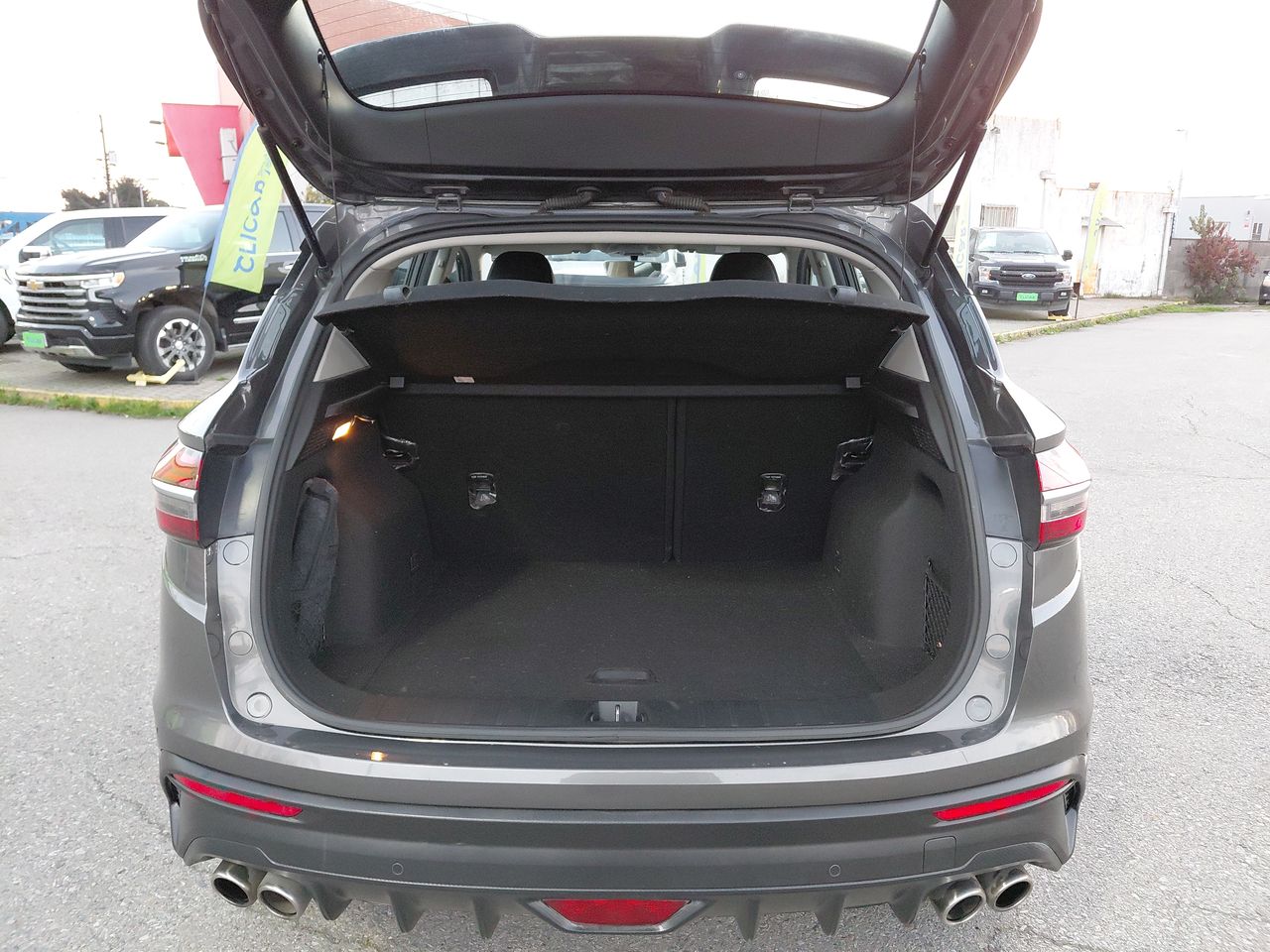 Geely Coolray — foto 13 de 27