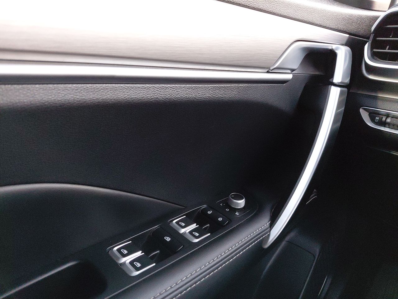 Geely Coolray — foto 14 de 27