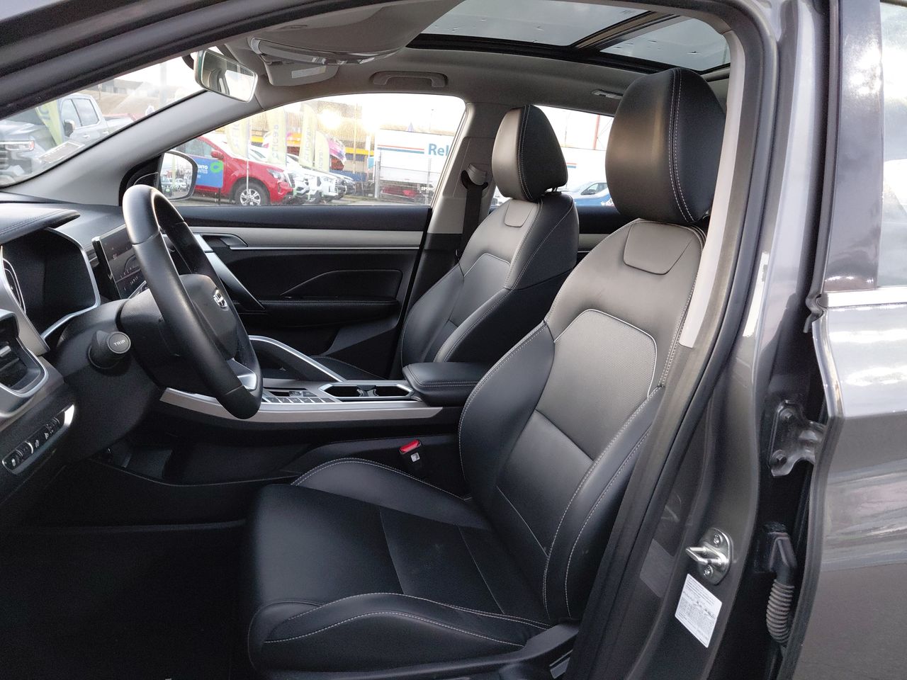 Geely Coolray — foto 15 de 27