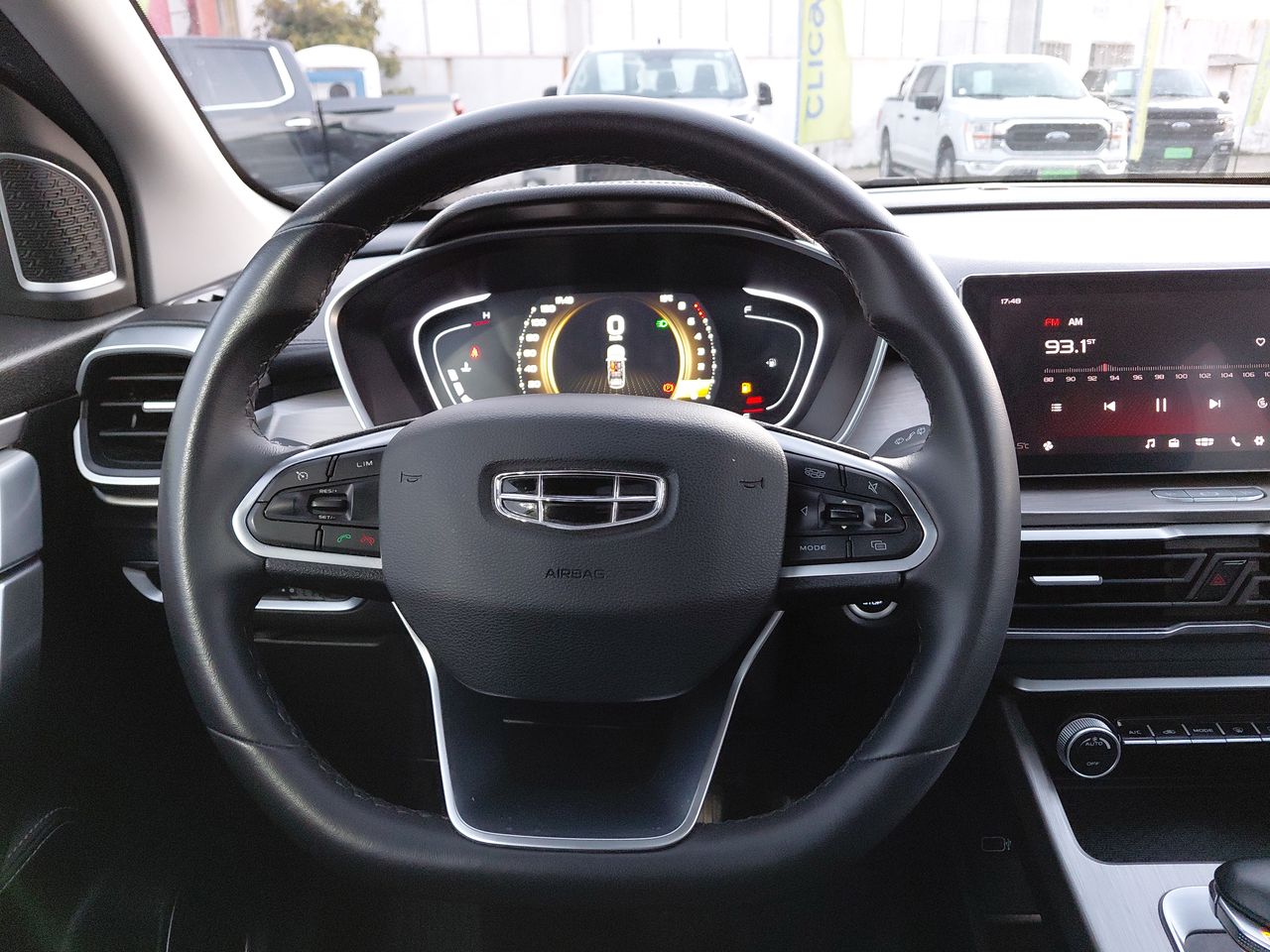 Geely Coolray — foto 16 de 27