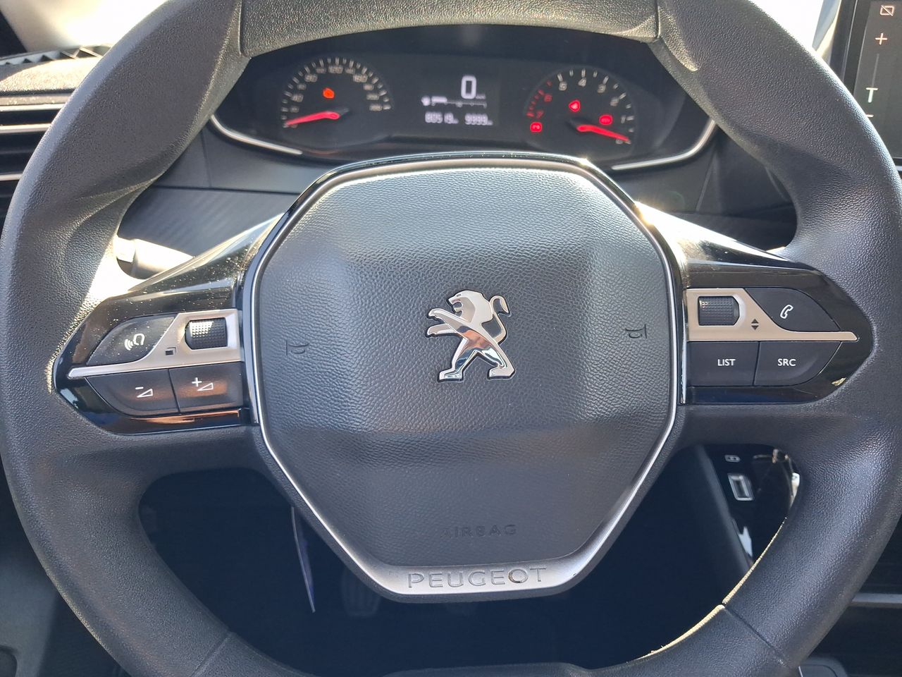 Peugeot 208 — foto 26 de 37