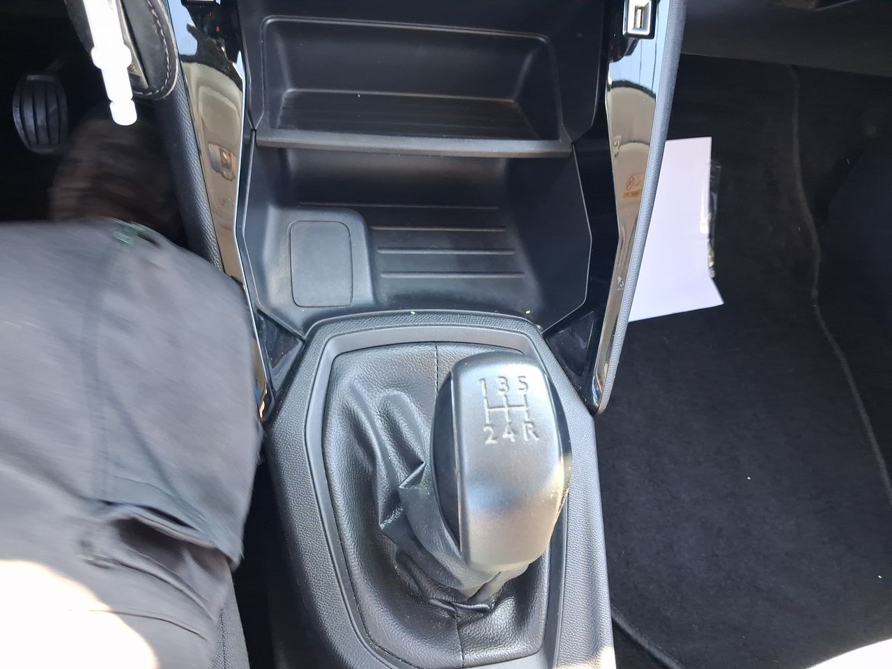 Peugeot 208 — foto 31 de 37