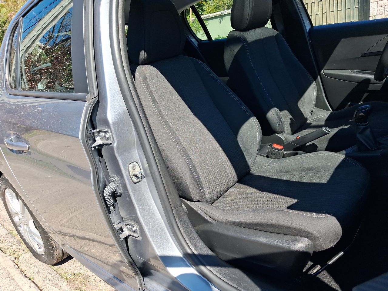 Peugeot 208 — foto 34 de 37