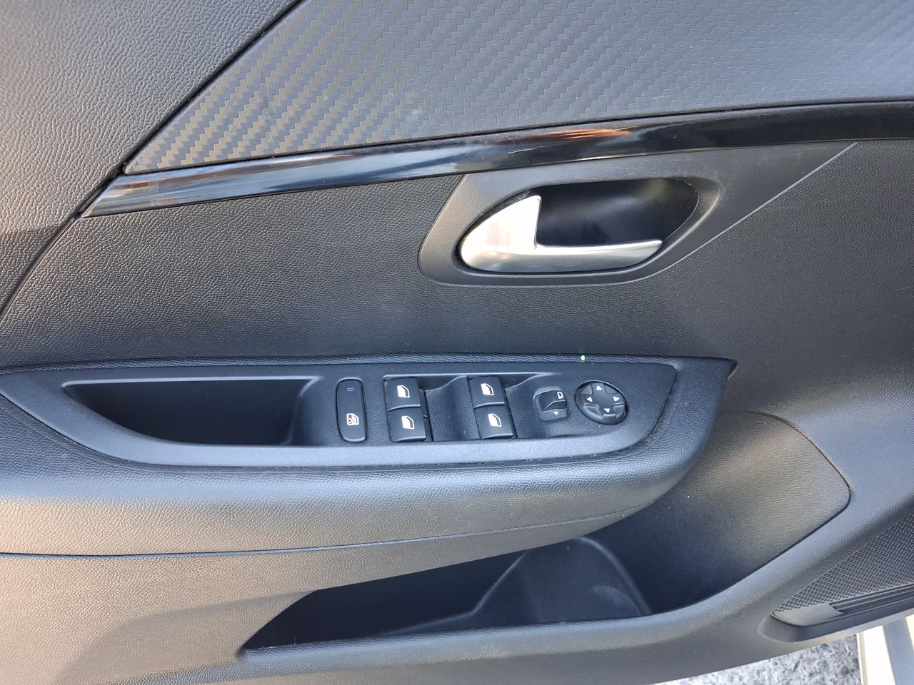 Peugeot 208 — foto 22 de 37