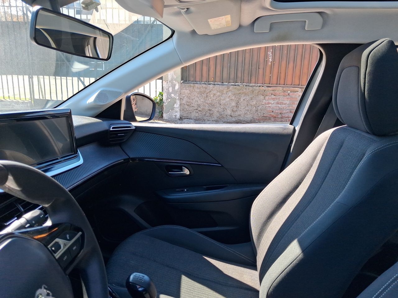 Peugeot 208 — foto 11 de 37