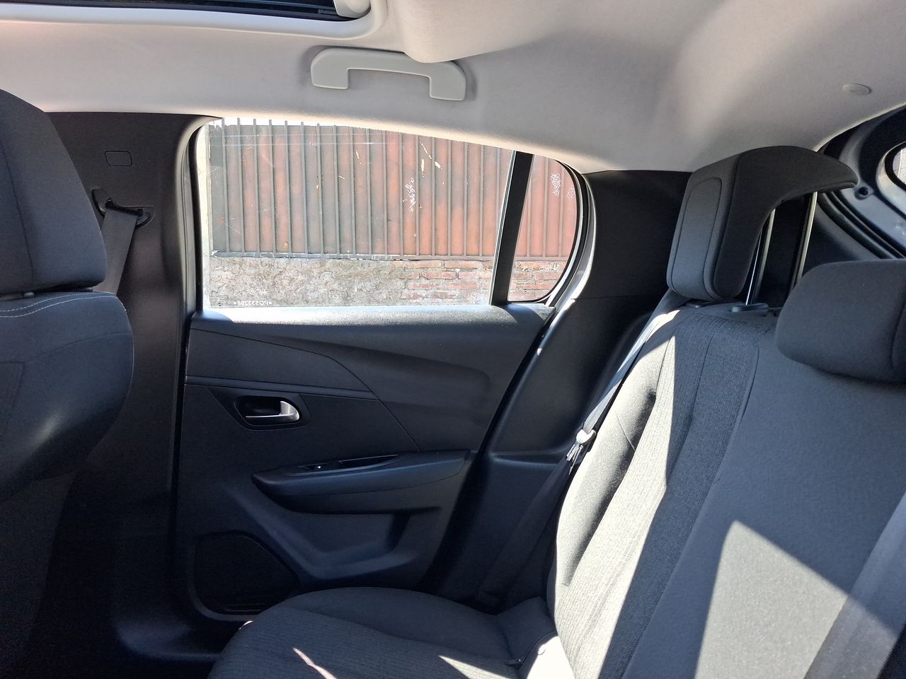 Peugeot 208 — foto 12 de 37