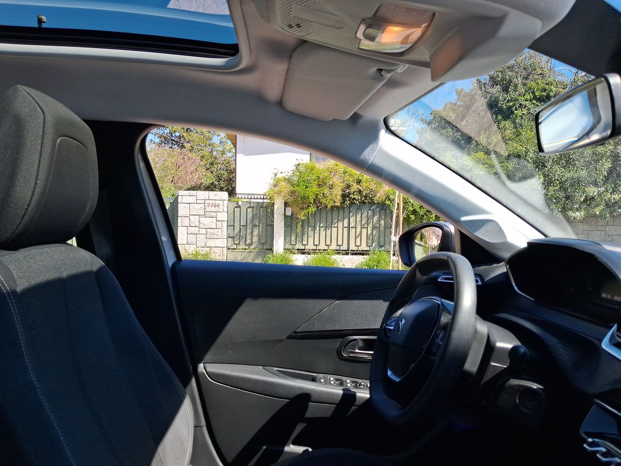 Peugeot 208 — foto 15 de 37