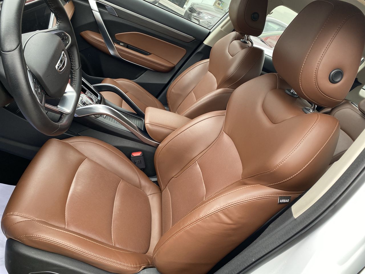Geely Azkarra — foto 16 de 28