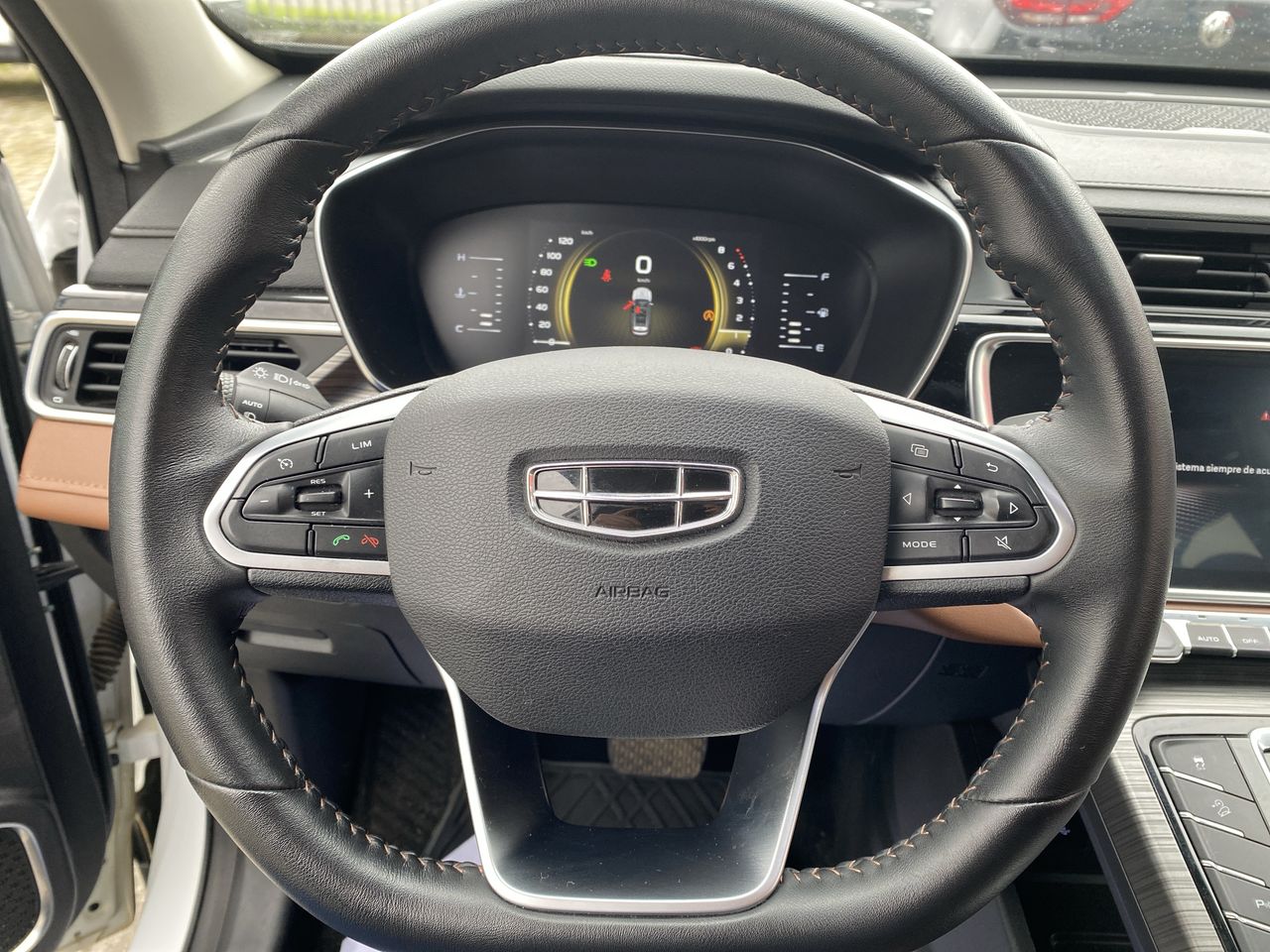 Geely Azkarra — foto 17 de 28