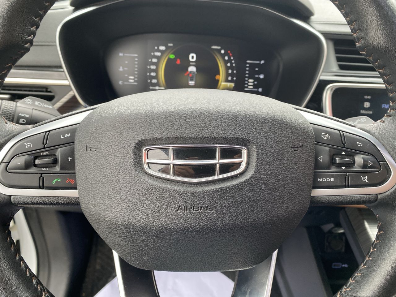 Geely Azkarra — foto 18 de 28