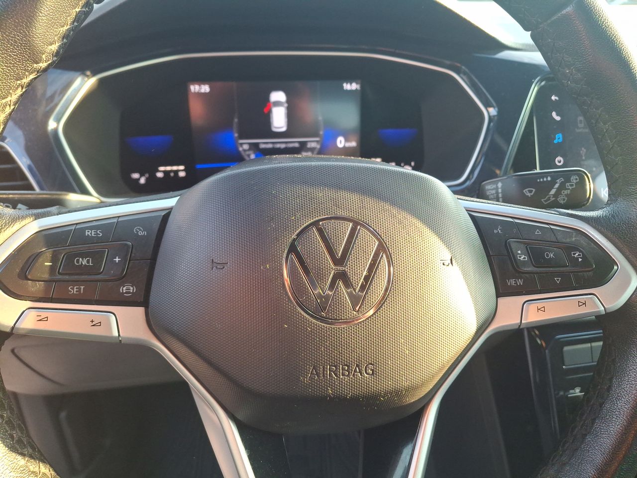 VOLKSWAGEN - 24