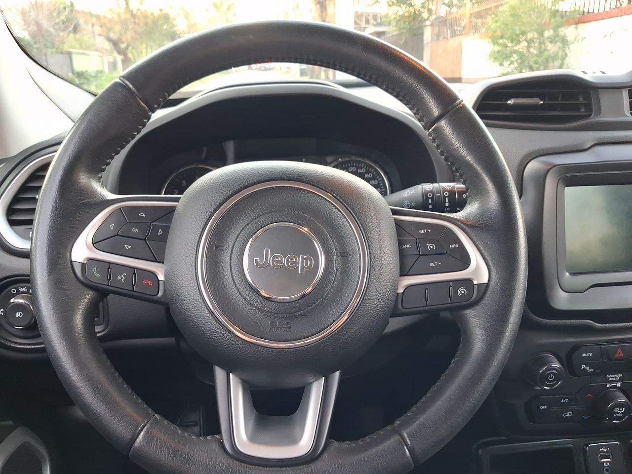 Jeep Renegade — foto 17 de 28