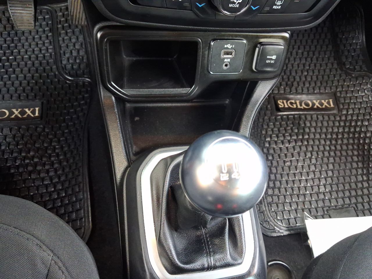 Jeep Renegade — foto 23 de 28