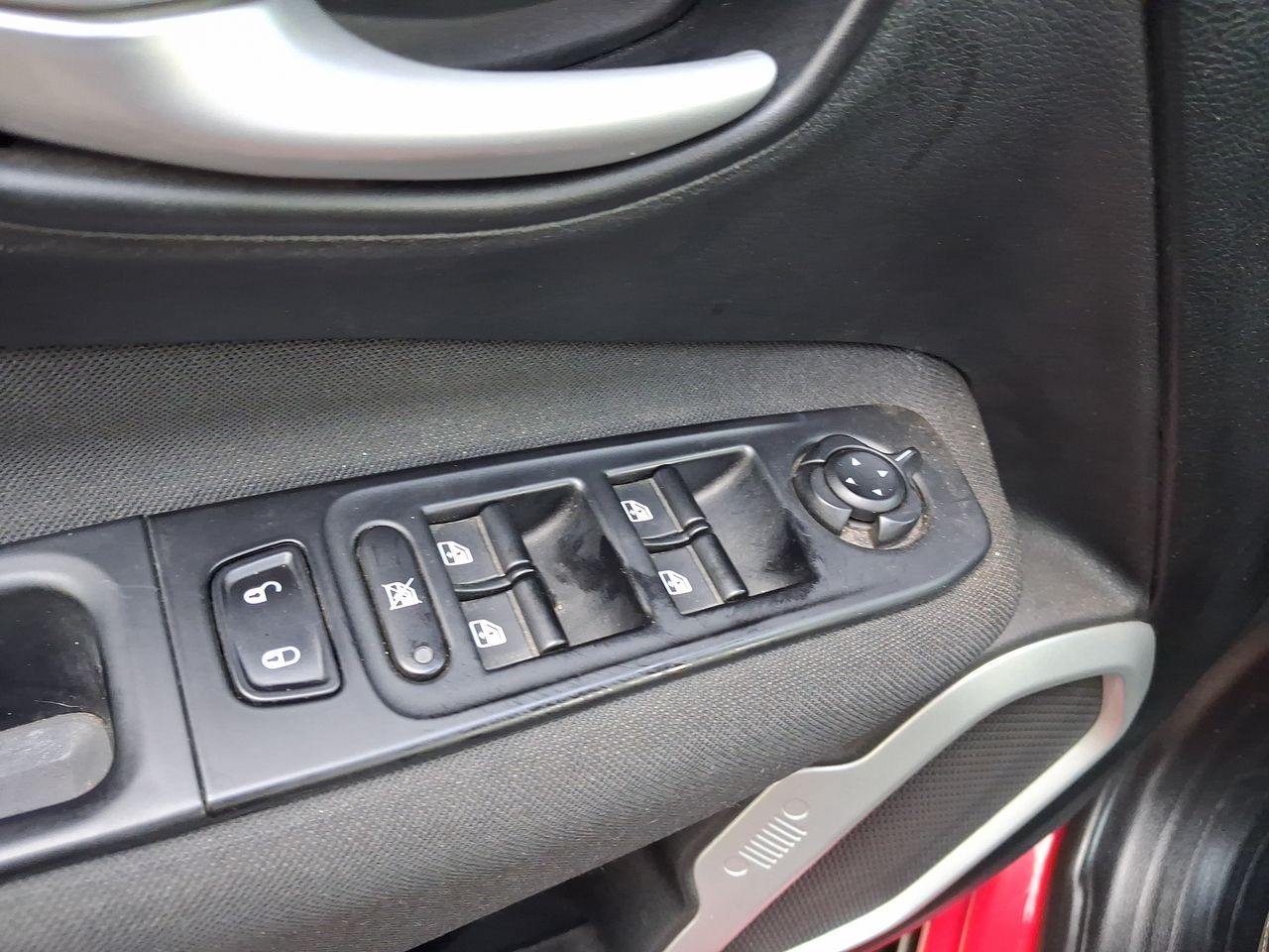 Jeep Renegade — foto 14 de 28