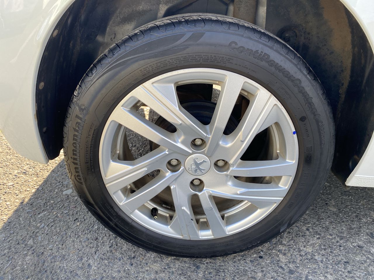 Peugeot 208 — foto 18 de 35